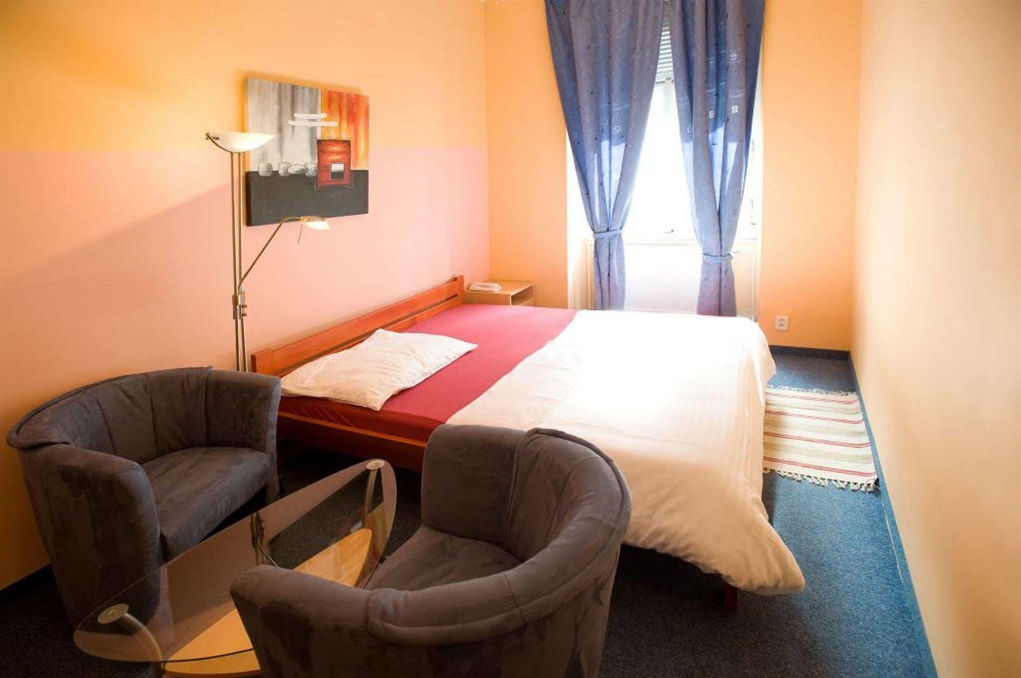 Club Hotel Praha Bagian luar foto